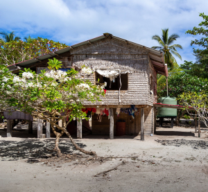 Auf Stelzen errichtetes Haus &uuml;ber einem Strand in der N&auml;he von Gizo in der Westprovinz der Salomonen.