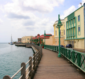 Promenade mit bunten Geb&auml;uden am Hafen von Bridgetown auf Barbados.