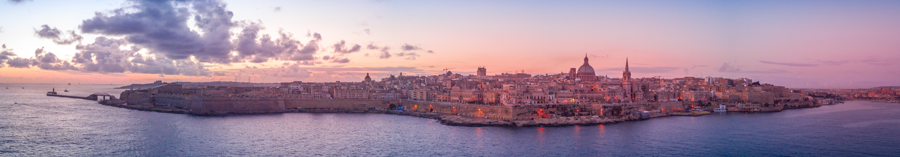 Skyline von Valletta, Malta, bei Sonnenuntergang mit der markanten Kuppel der Karmeliterkirche