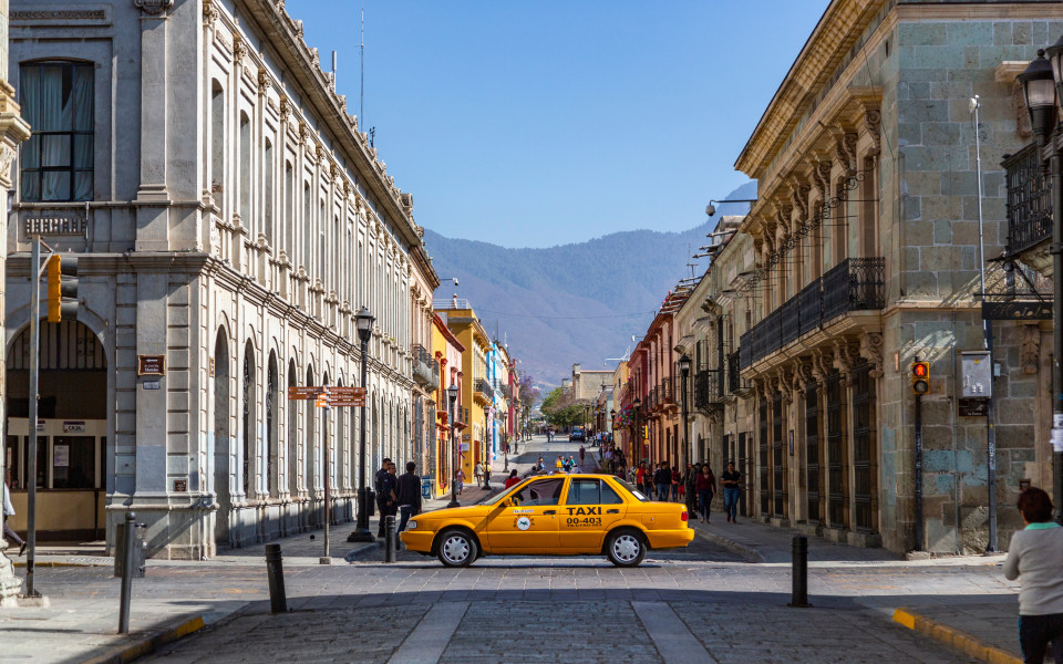 Ein gelbes Taxi f&auml;hrt durch die Stra&szlig;e in der N&auml;he der Hauptstra&szlig;e in Oaxaca de Ju&aacute;rez, Mexiko. 