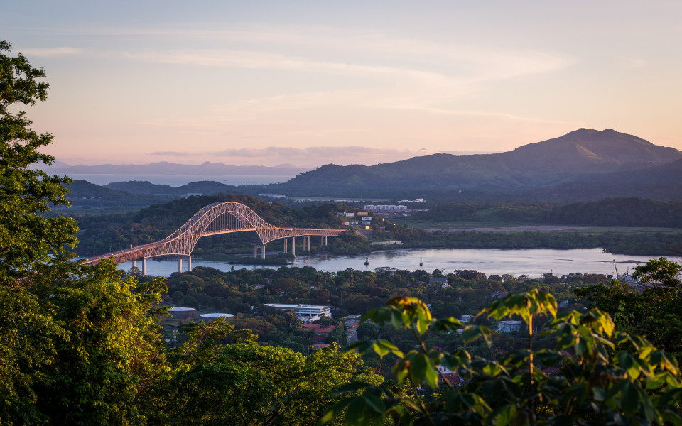 Br&uuml;cke auf dem Panama-Kanal in Panama bei Sonnenuntergang