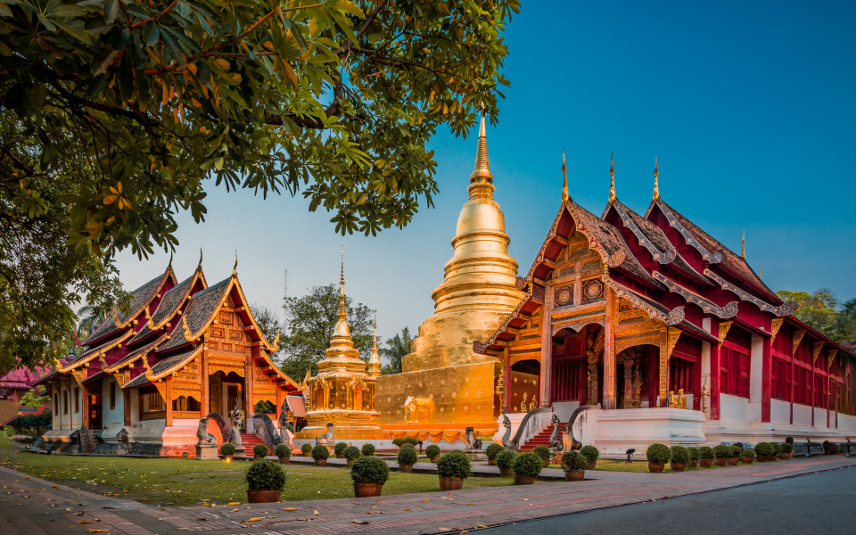 Buddhistischer Tempel Wat Phra Singh Woramahawihan bei Sonnenaufgang in Chiang Mai, Thailand