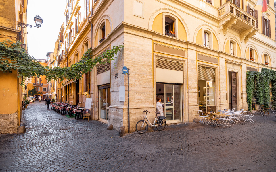 Majest&auml;tischer Trevi-Brunnen mit kunstvollen Skulpturen und t&uuml;rkisblauem Wasser, umgeben von historischen Geb&auml;uden und lebhafter Atmosph&auml;re.