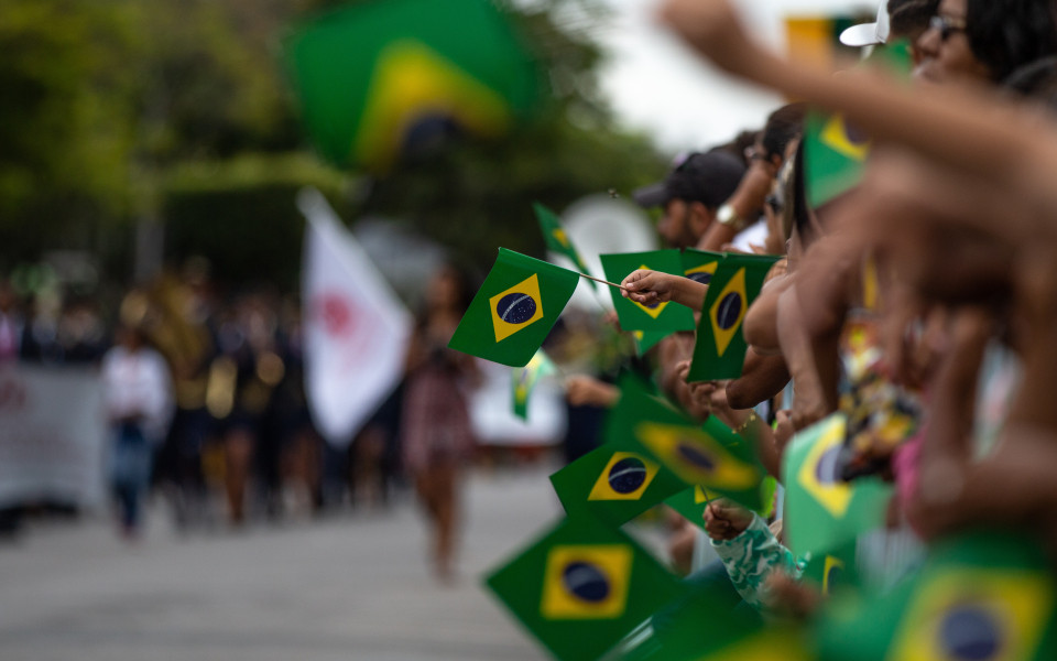 Menschen halten die Flaggen von Brasiilien in einer Stra&szlig;e