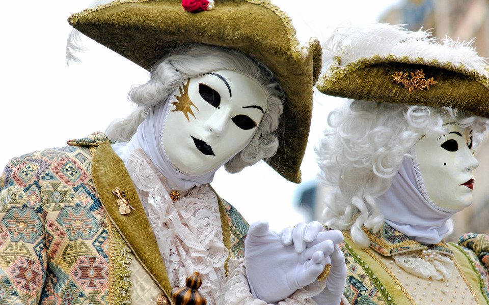 Personen mit wei&szlig;en Masken und gelben H&uuml;ten auf dem F&ecirc;te des Vendanges de Montmartre
