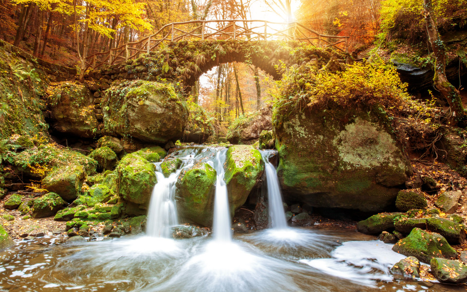 Wasserfall M&uuml;llerthal Luxemburg im herbstlichen Wald. 