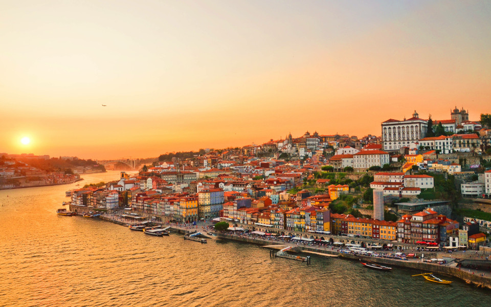 Sonnenuntergang &uuml;ber dem Stadtzentrum von Porto und dem Douro in Portugal. 